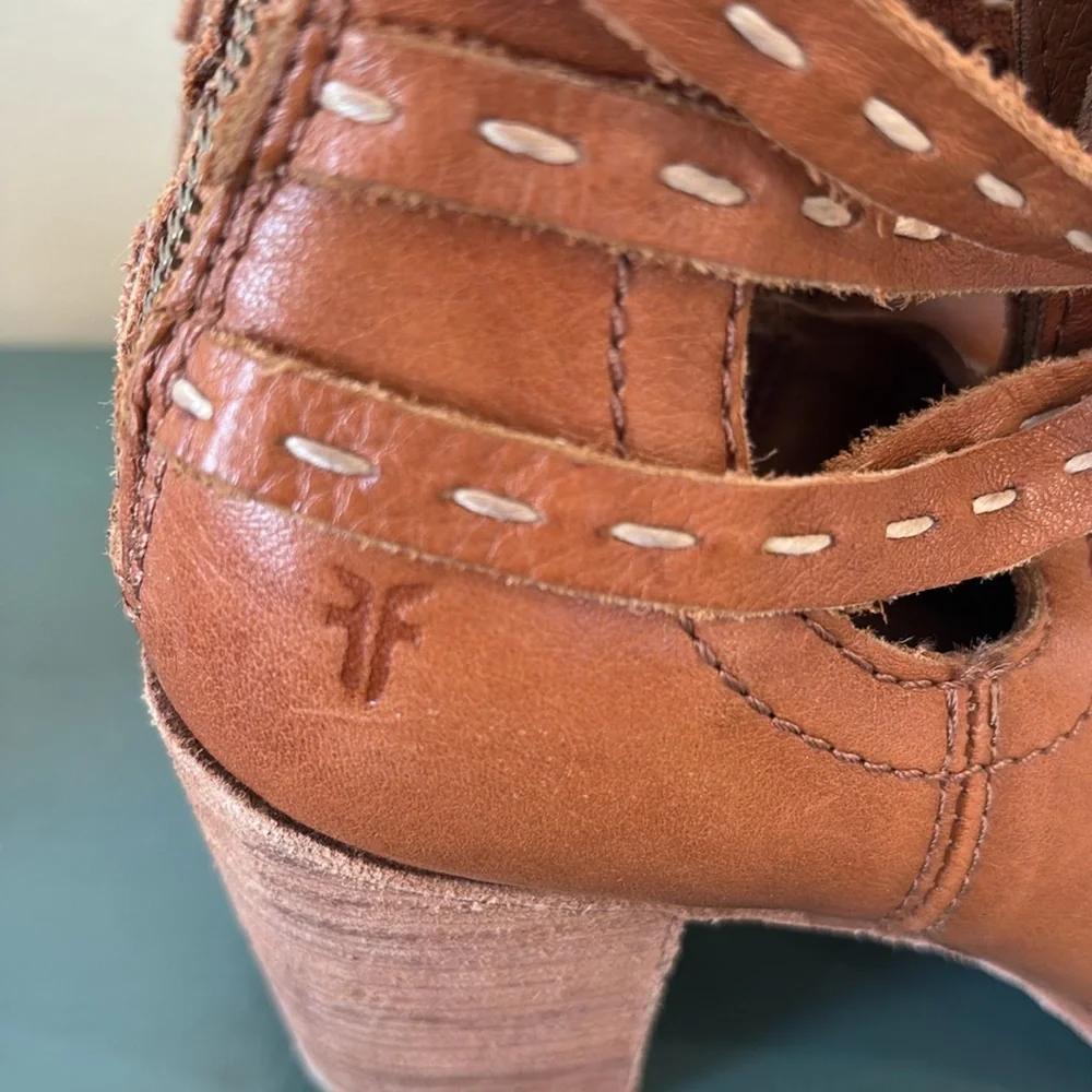 Women's Frye Naomi Picklestitch Shootie Ankle Bootie in Brown Leather. Size 7.5